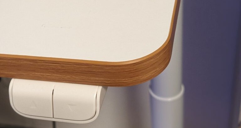 FlexiSpot SD1の机の角