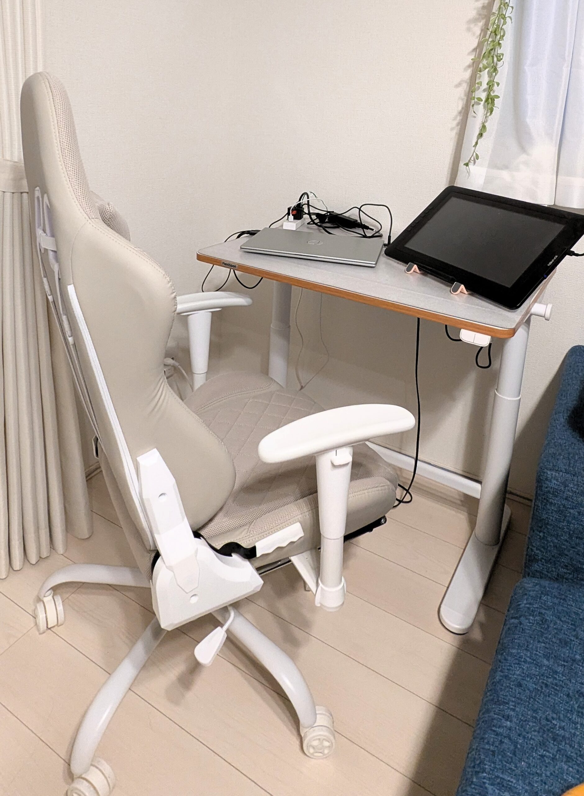 机とゲーミングチェアを並べてみた様子