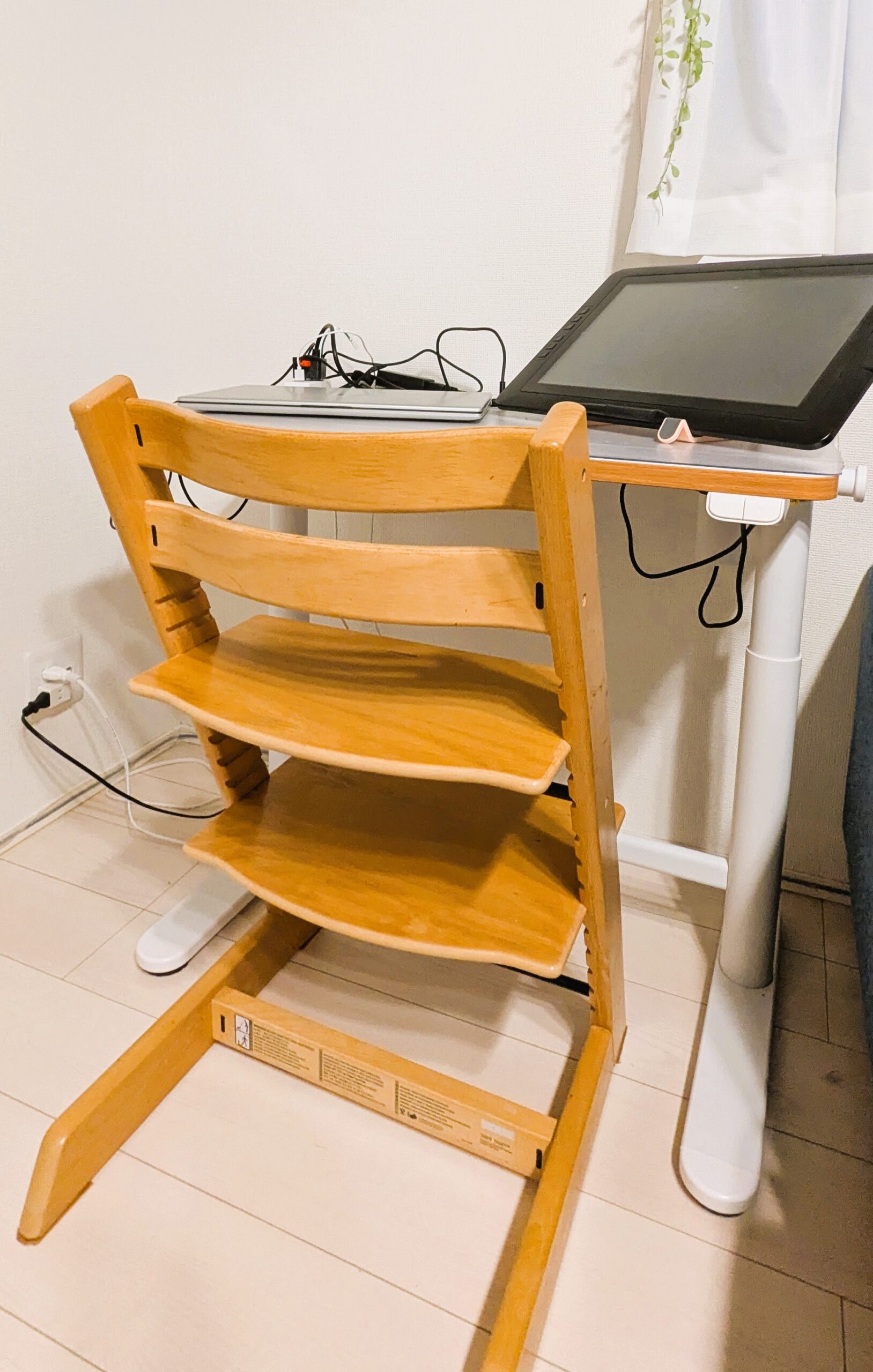 机にキッズチェアを置いた様子