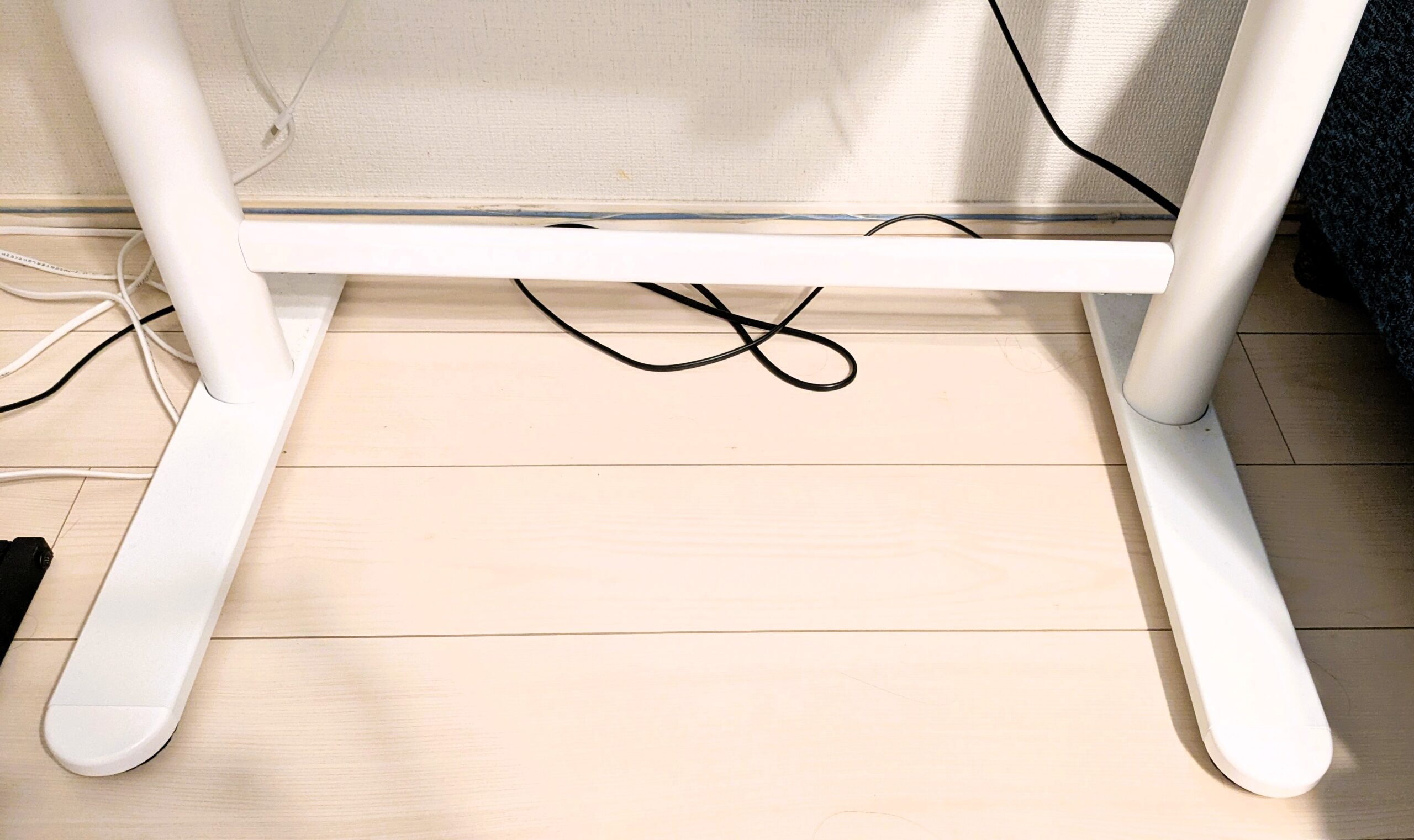 昇降デスクの下の様子