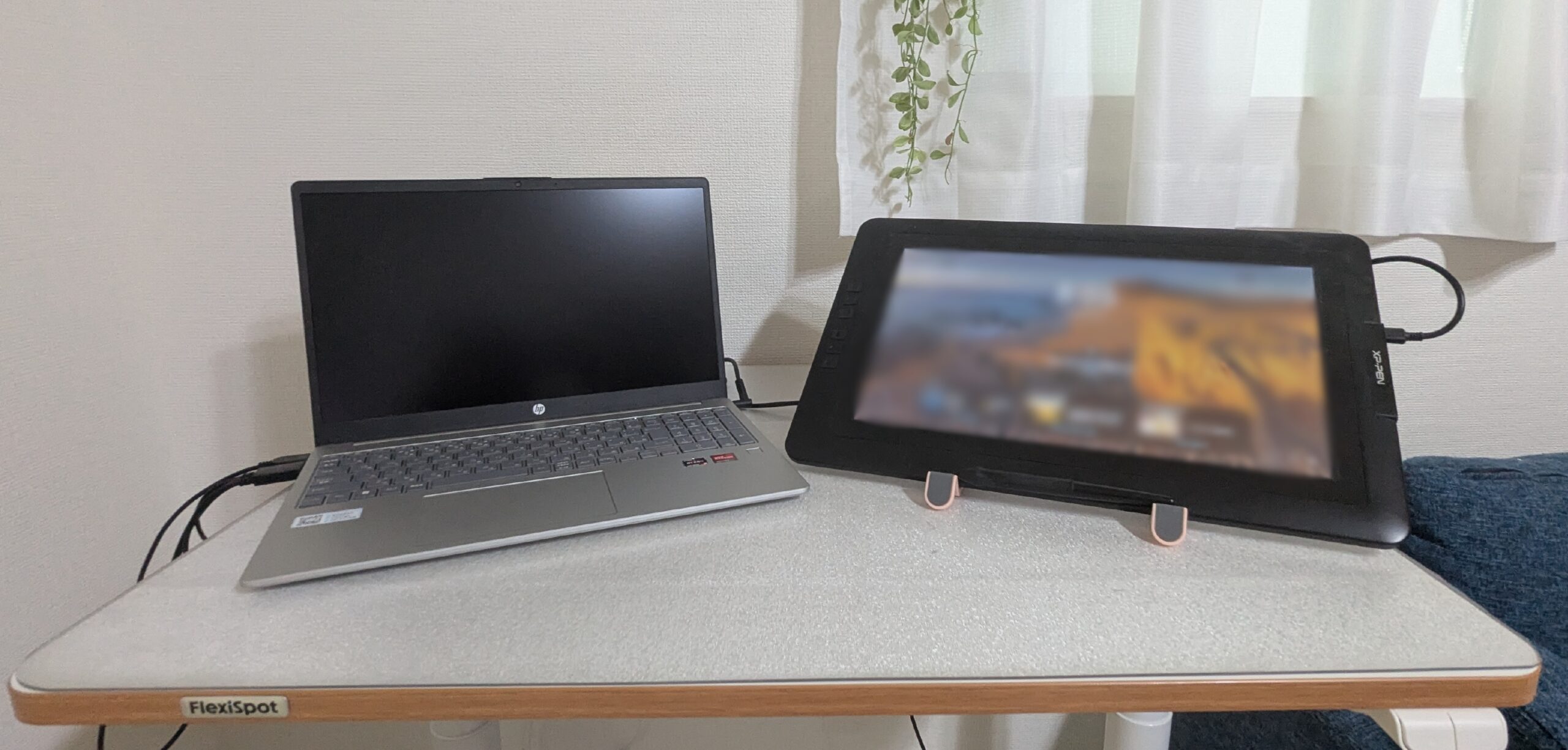 机の広さを物を置いて説明