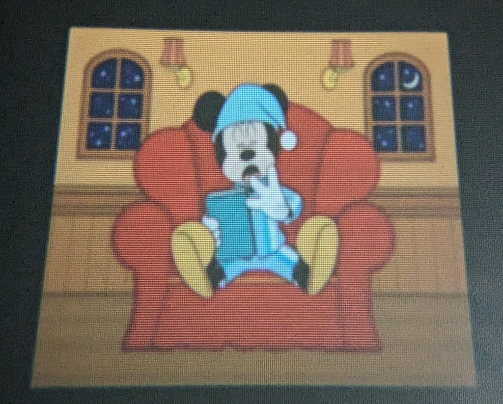 ミッキーがおやすみなさいと言ってあくびをしている