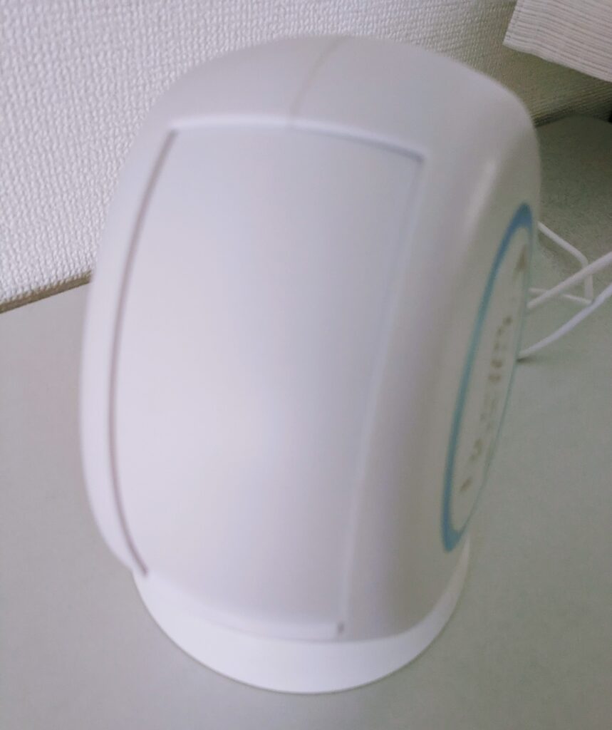 本体のレンズを閉じる様子