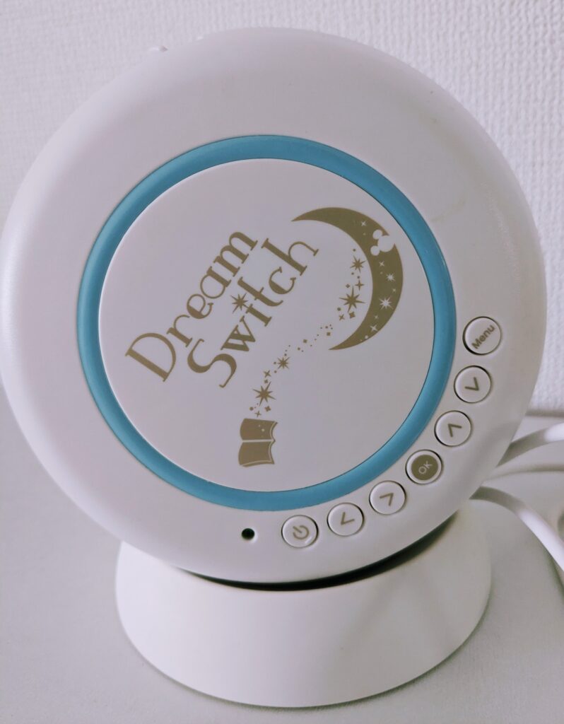 DreamSwitchの本体をスタンドに置く様子