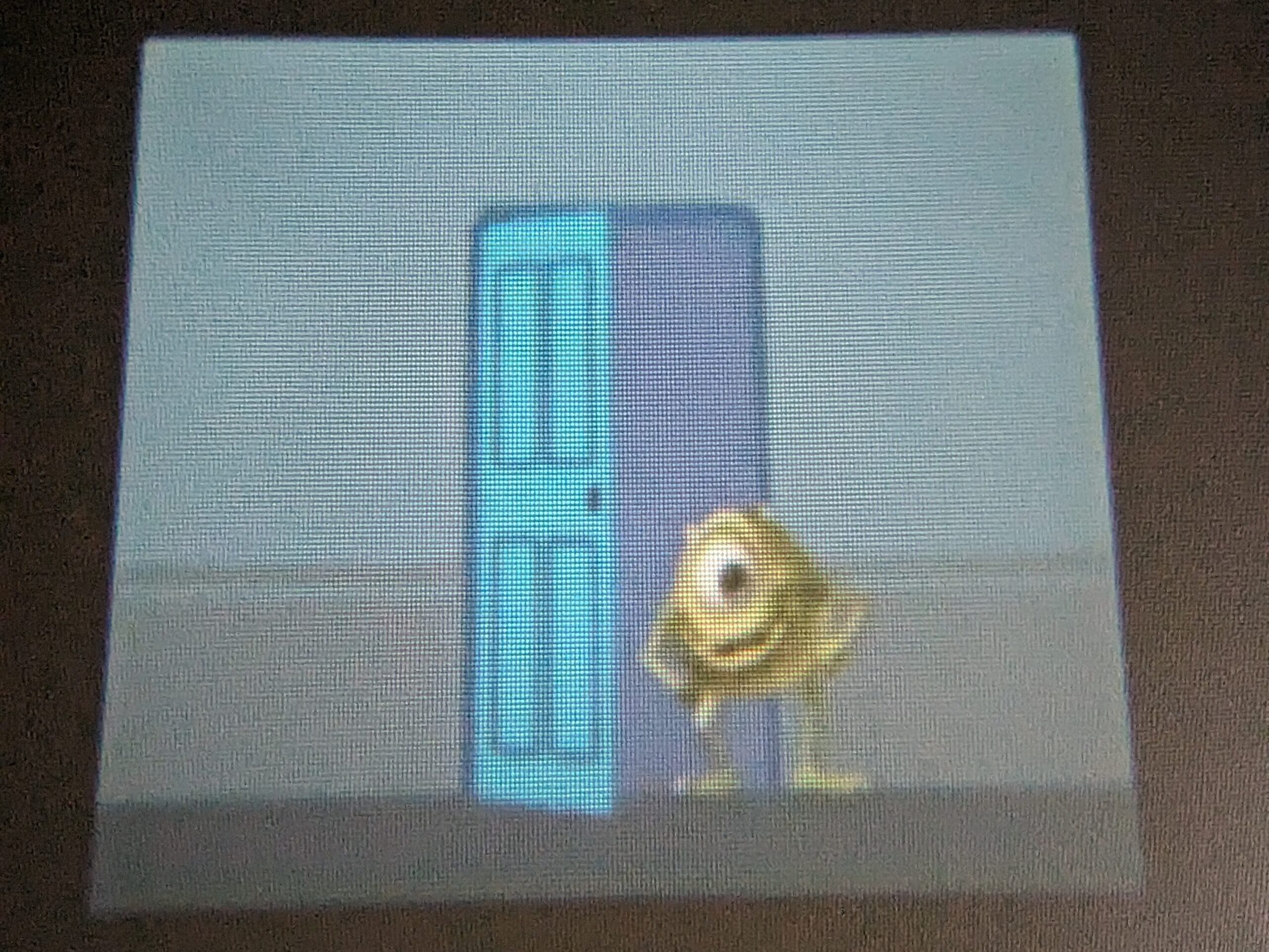 ドアから出てくるマイク